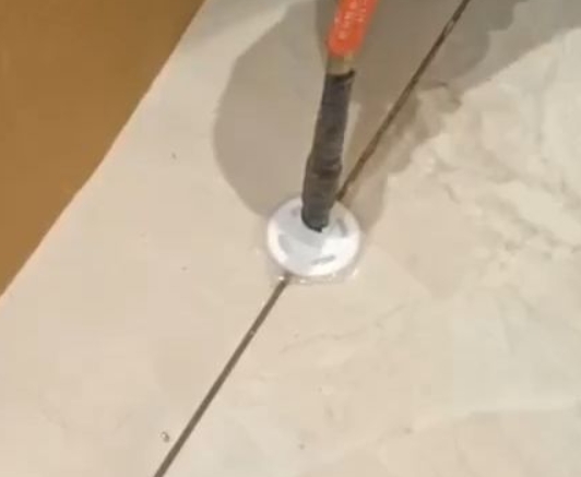大足瓷砖空鼓维修公司专业解答瓷砖在铺贴过程中，如果没有涂抹均匀到位的粘结材料（如水泥砂浆或瓷砖胶），可能会导致以下问题