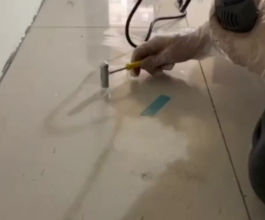 大足瓷砖开裂维修公司专业分享瓷砖在铺贴前如果没有沥干水分，将会导致以下问题