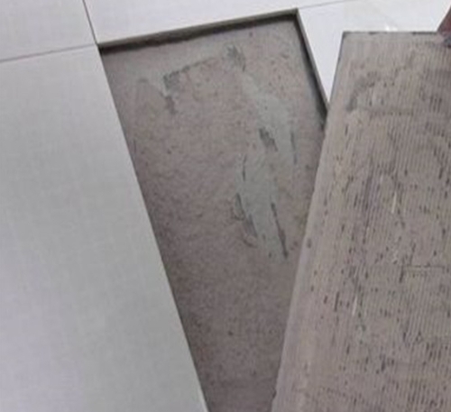 大足瓷砖空鼓维修公司分享瓷砖铺贴时如果打浆（即涂抹在瓷砖背面和基层上的砂浆或瓷砖胶）过少，会带来以下问题